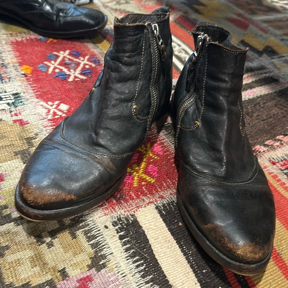 Allsaints Perfectly distressed leather boots
Size 41